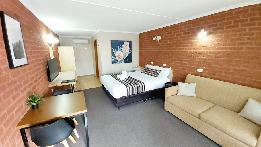 Bedroom 2, Country Mile Motor Inn, Forbes