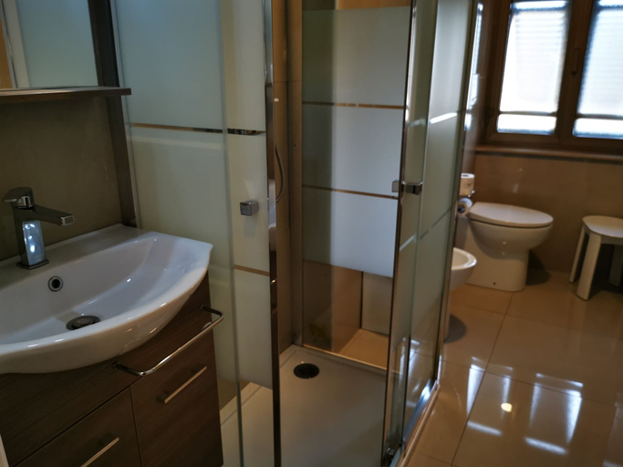 Bathroom 4, New Alexander, Genova