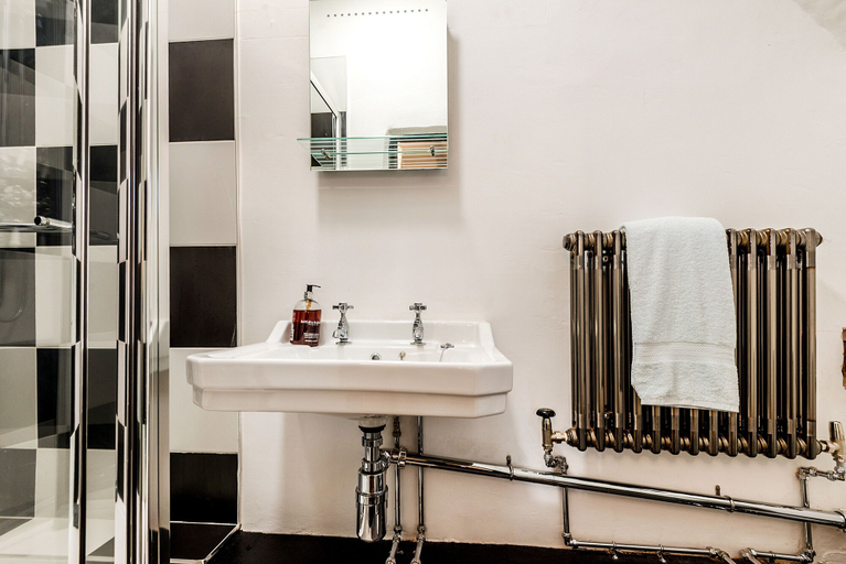 Bathroom 4, Burnside Hotel, Warwickshire