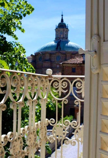 Exterior & Views 21