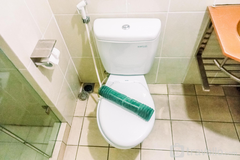Bathroom, Elegan 2BR M-Town near Summarecon Mall By Travelio, Tangerang