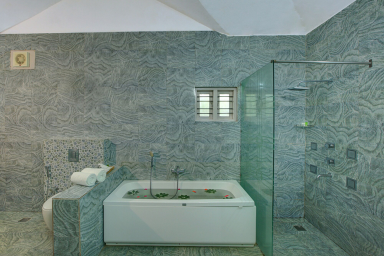Bathroom 5, Gokulam Grand Resort and Spa Coorg, Kodagu