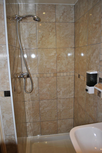 Bathroom 4, Carlton Hotel, London