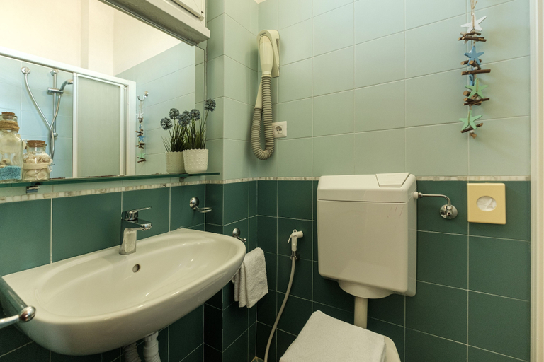 Bathroom 5, Hotel Oceanic, Rimini