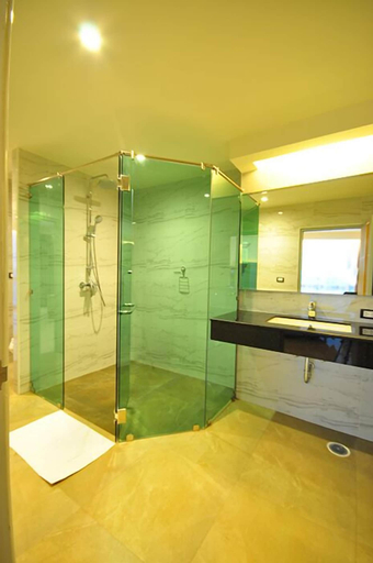Bathroom 5, 42C The Chic Hotel, Muang Nakhon Sawan