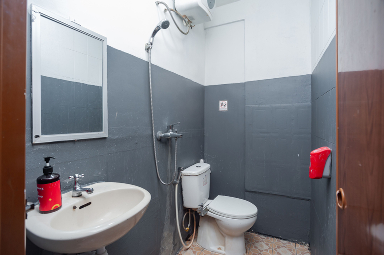 Bedroom 4, RedDoorz Plus near Mall Kelapa Gading, East Jakarta