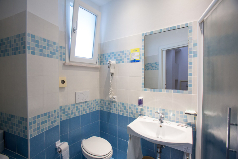 Bathroom 4, Hotel Delfino, Ancona