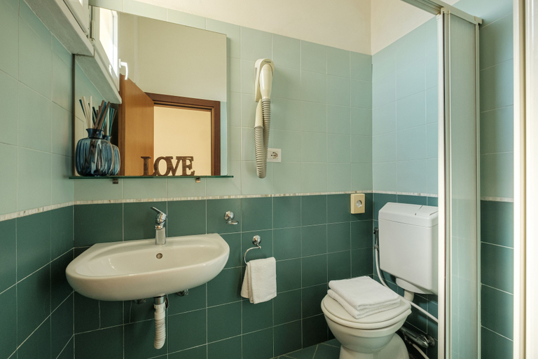 Bathroom 5, Hotel Oceanic, Rimini