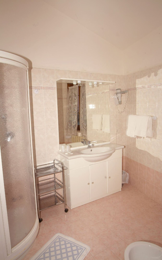 Bathroom 4, Miralago, Brescia