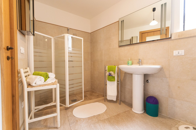 Bathroom 3, Casina Farnarari, Lecce