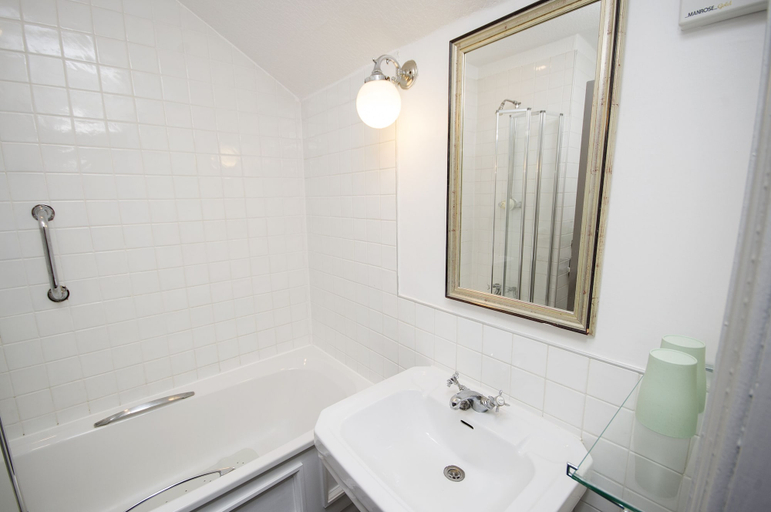 Bathroom 5, Crown Hotel, Cumbria