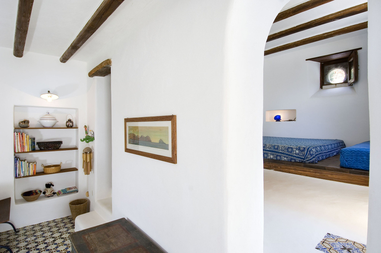 Interior 5, L'ulivo di Pollara, Messina