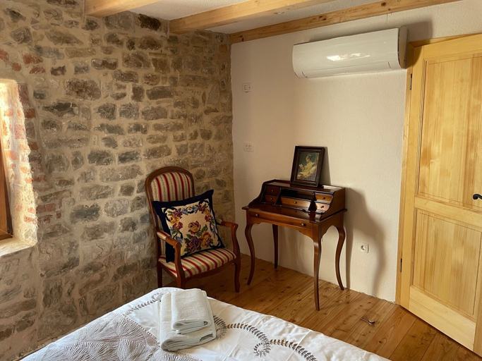Others 4, Castle Inn, Kaštela