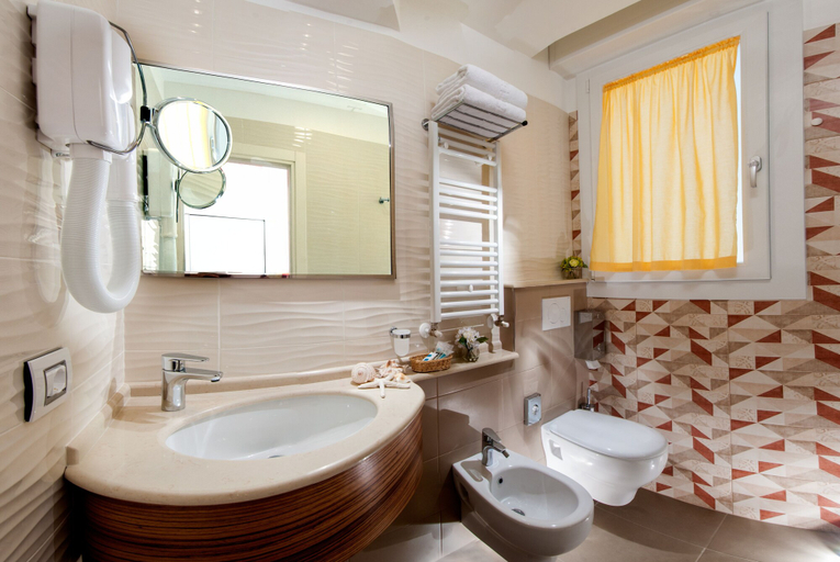 Bathroom 3, Hotel Ariane, Rimini