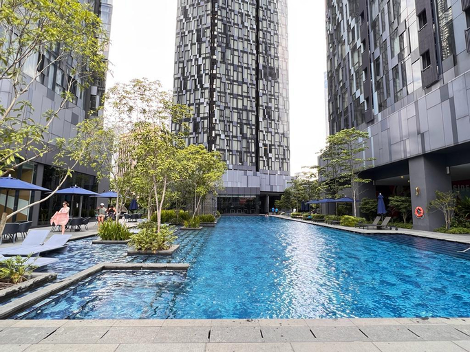 Exterior & Views 27