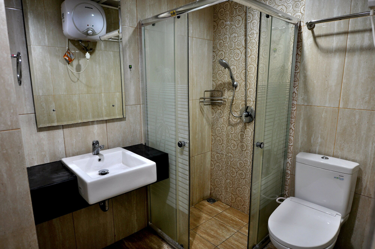 Bathroom 3, Quiet 3BRs pool and lake view, Cikarang