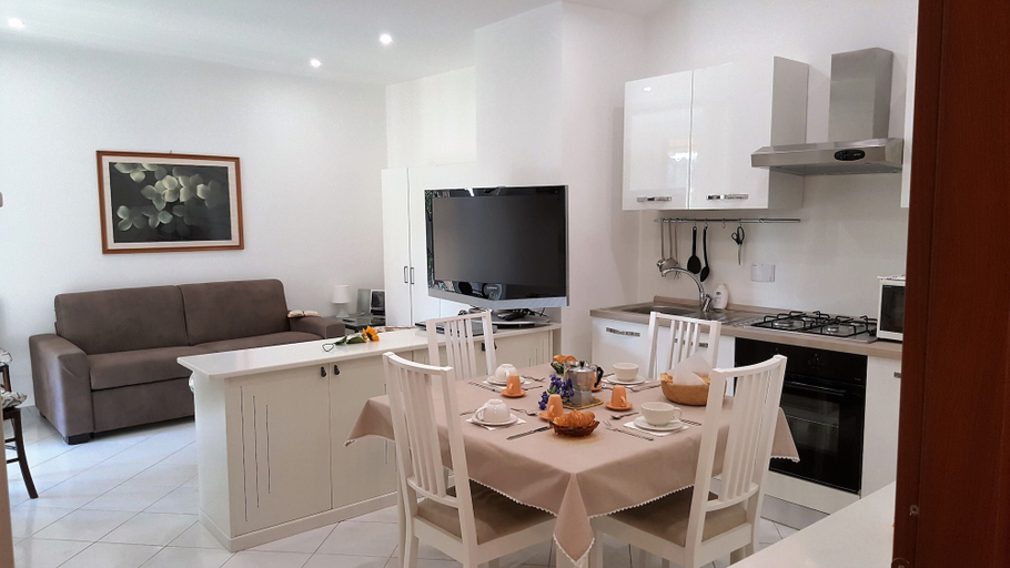 In-room dining 2, Casa Vicki, Genova