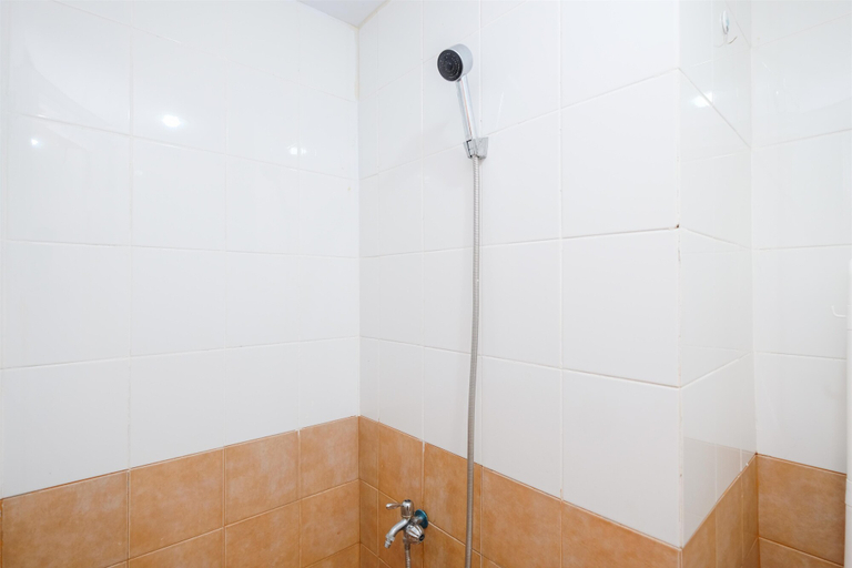 Bathroom 5, Nice and Comfy Studio at Green Pramuka City Apartment By Travelio, Jakarta Pusat