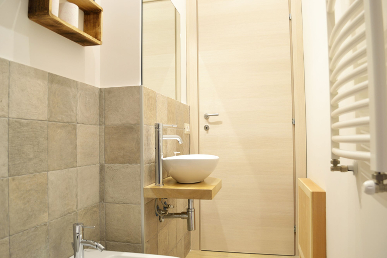 Bathroom 5, Piazza Marina, Palermo