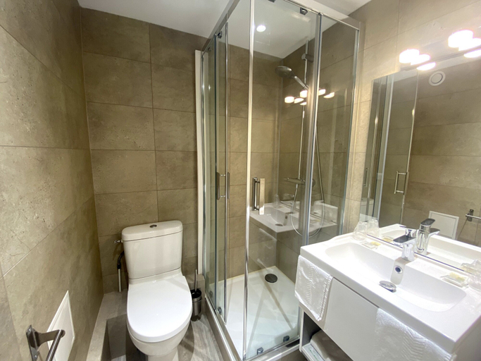 Bathroom 5, Hotel de Bordeaux, Haute-Garonne