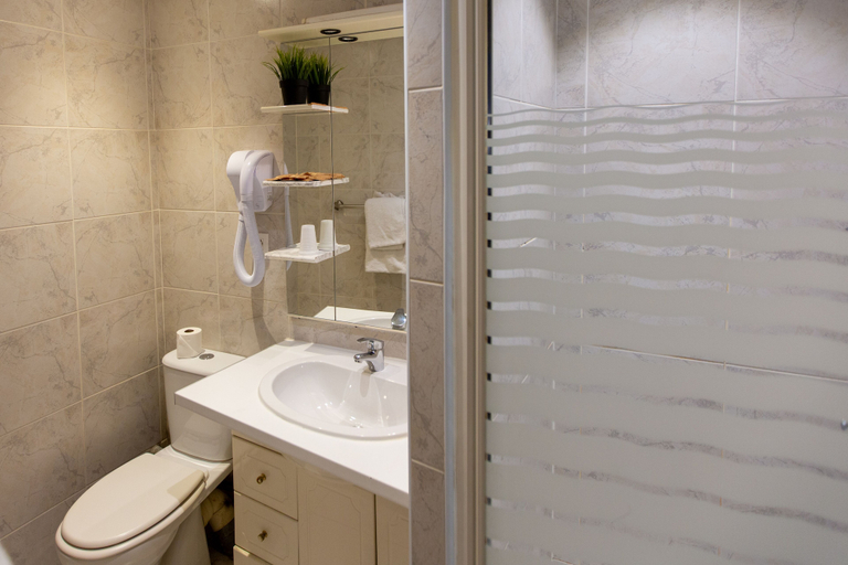 Bathroom 4, Lyo Hôtel, Rhône