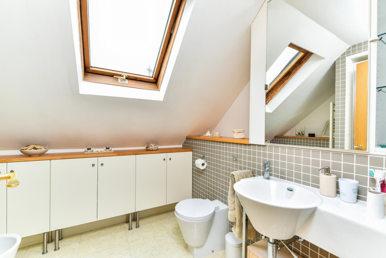 Bathroom 3, Modern 4 Bedroom Terraced House by the Thames!, London