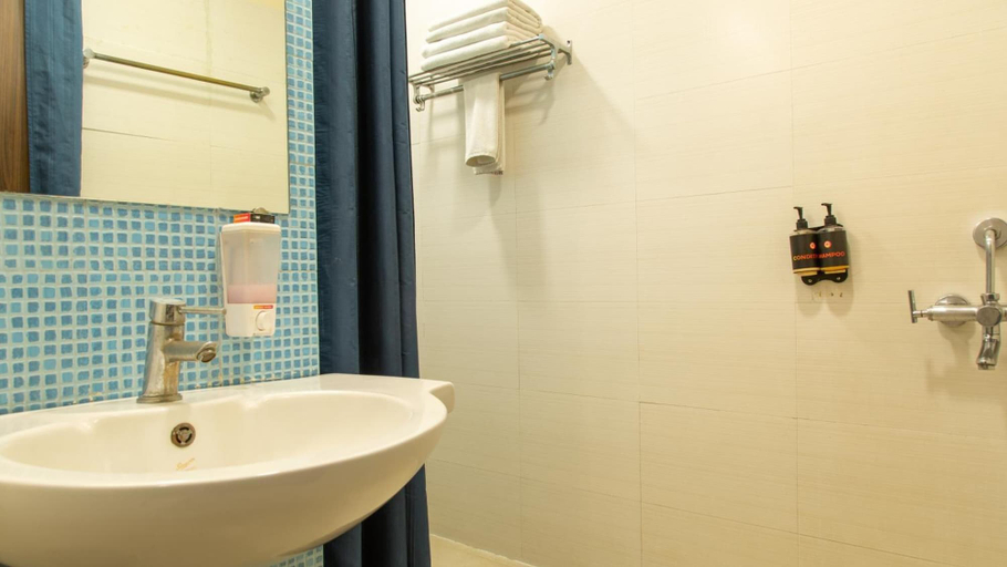 Bathroom 5, Ginger Hotel Jamshedpur, Purbi Singhbhum