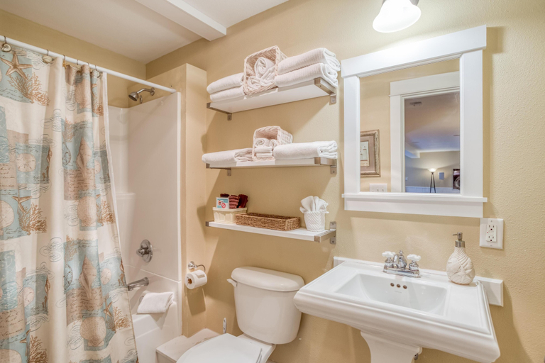 Bathroom 3, Knee Deep In Paradise, Lincoln