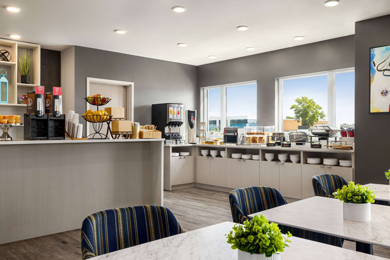 Food & Drinks 5, Microtel Inn & Suites Montreal Airport - Dorval QC, Montréal