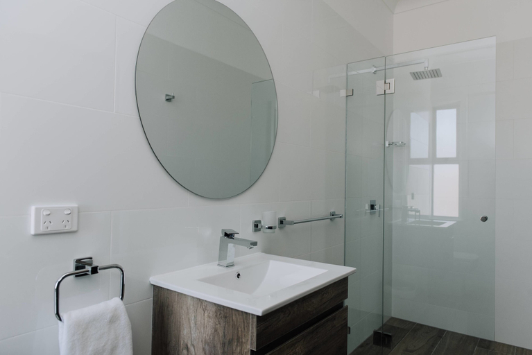 Bathroom 3, Gunnedah Hotel, Gunnedah