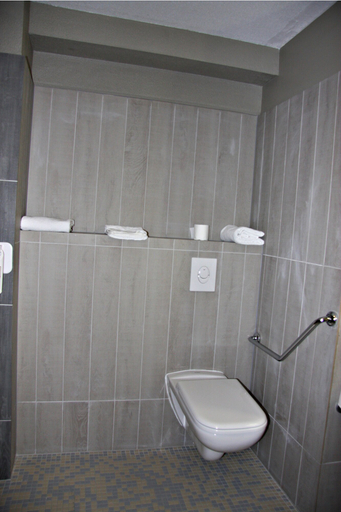 Bathroom 5, ibis Toulouse Purpan, Haute-Garonne
