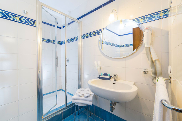 Bathroom 4, Hotel Sole Splendid, Salerno