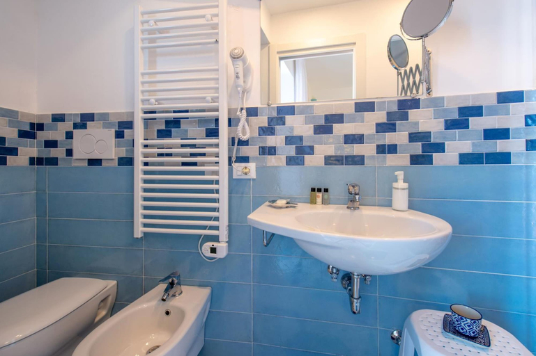 Bathroom 4, Caruso Sea View, Napoli
