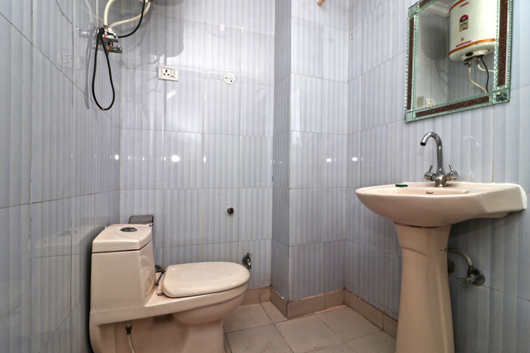 Bathroom 5, Airport Hotel Eagle Eye, Delhi