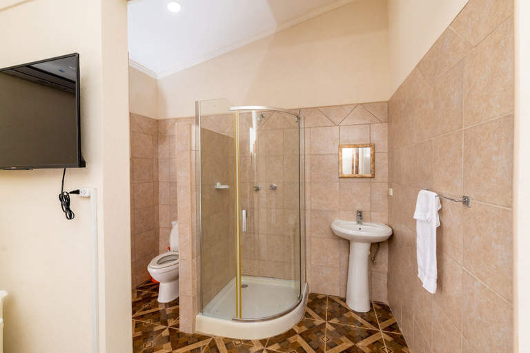 Bathroom 5, Mariner Suites