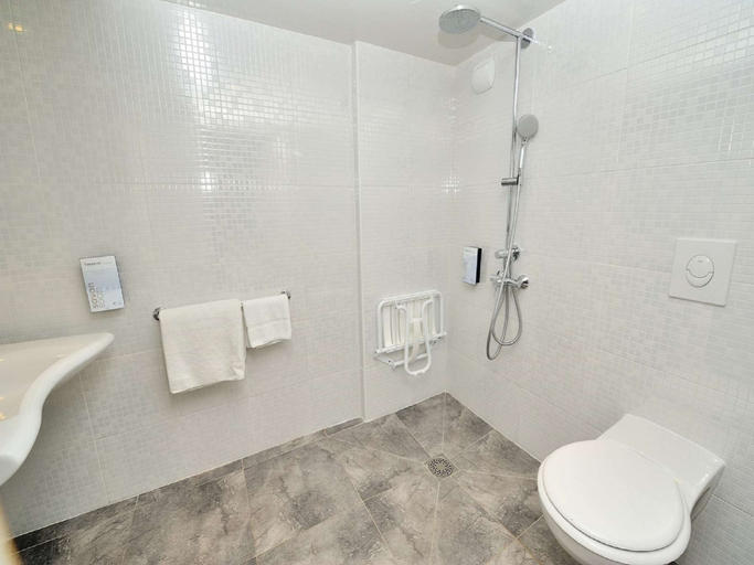 Bathroom 4, Campanile Annecy Cran Gevrier, Haute-Savoie