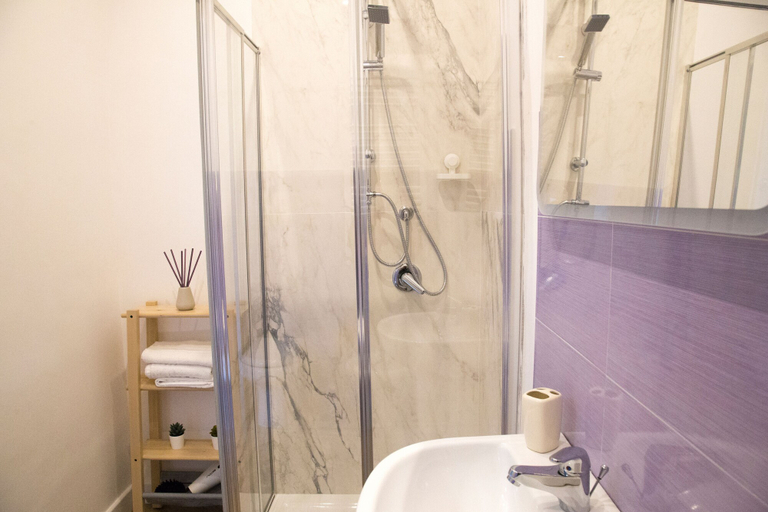 Bathroom 5, Garibaldi Rooms, Napoli
