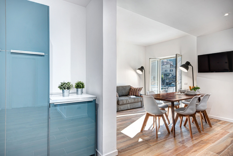 Others 5, Luxury Blues Apartment, Napoli