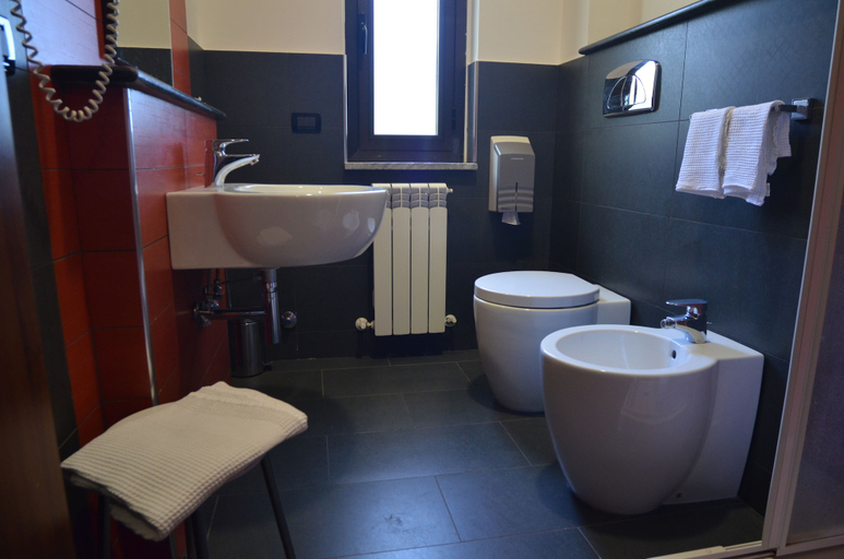 Bathroom 4, Hotel Toscano, Cosenza