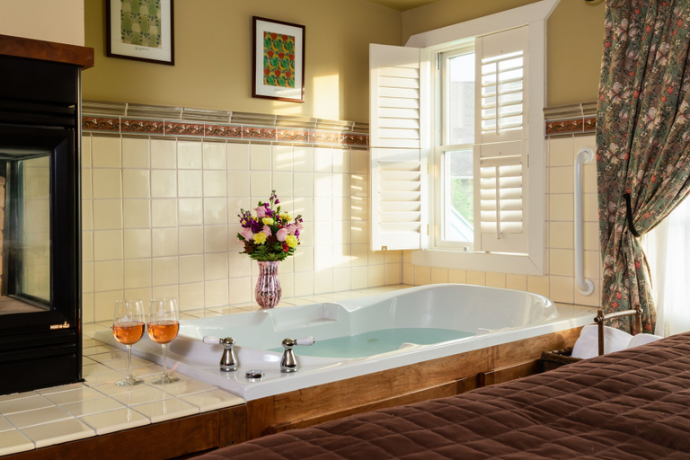 Bathroom 5, Lake Pointe Inn, Garrett