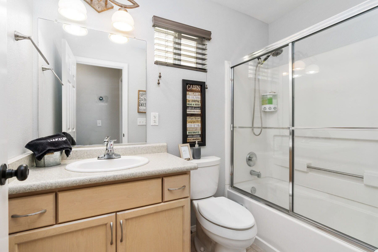 Bathroom 4, Silverstone Cabin, Fresno