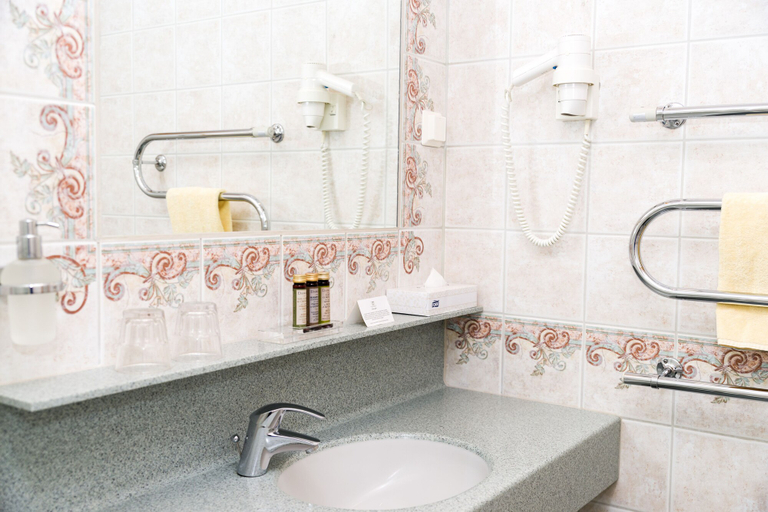 Bathroom 5, Walaker Hotel, Luster