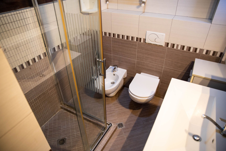 Bathroom, Alias Hostel, Priština