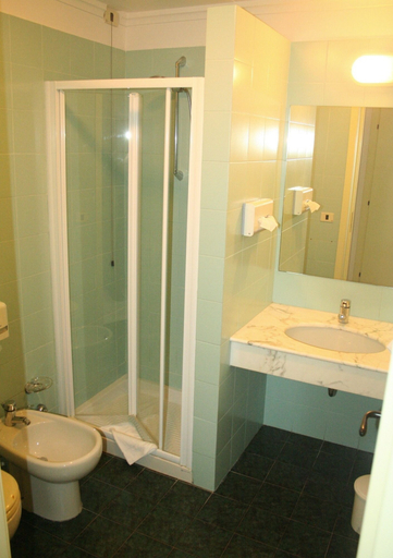 Bathroom 3, Hotel Elvezia, Pesaro E Urbino