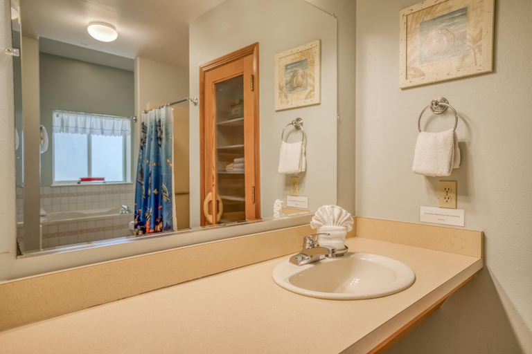 Bathroom 4, Oceanstream, Lincoln