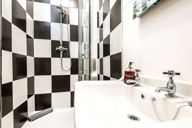 Bathroom 4, Burnside Hotel, Warwickshire