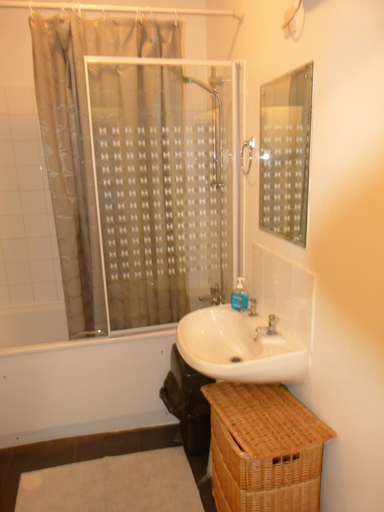 Bathroom 2, SS Property Hub – Apartment Close to Hyde Park, London