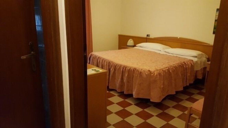 Bedroom 3, Hotel Passacor, Mantua
