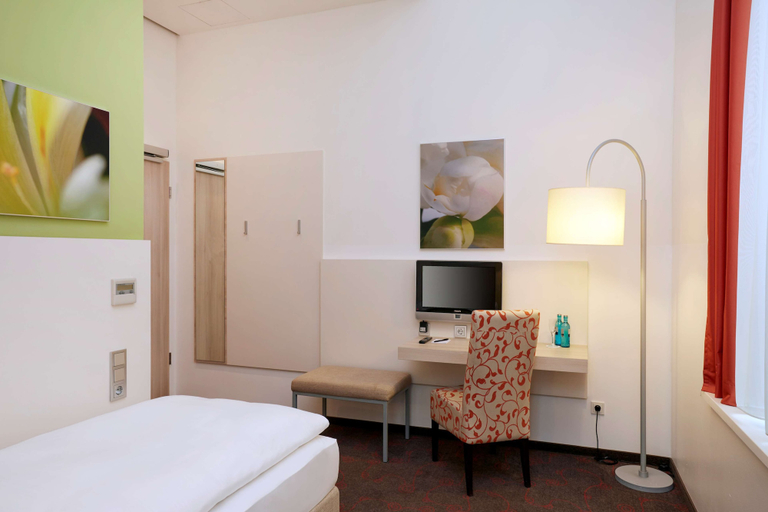 Bedroom 3, H+ Hotel München, München