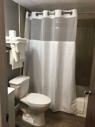 Bathroom 4, Rodeway Inn Clermont North, Lake
